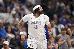 基德：浓眉训练中状态良好精神状态也不错 不清楚明天能否出战